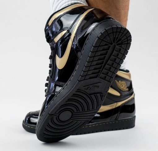 Air Jordan 1 Retro High OG “Black Metallic Gold”